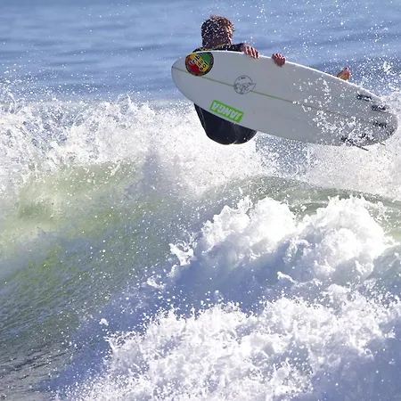 אכסניה Oporto Surf Camp *